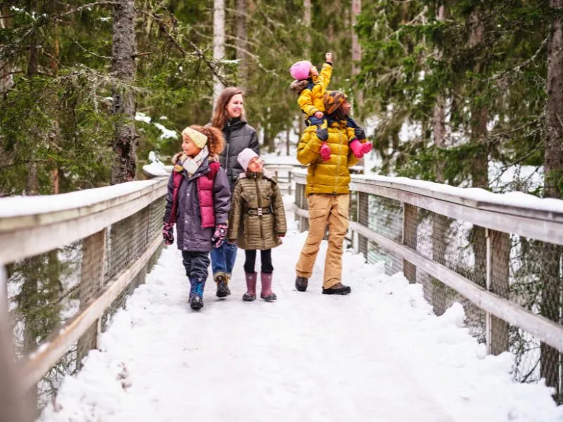 Familj på besök i parken